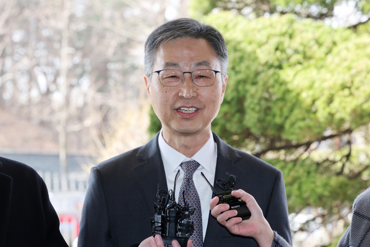 최재해 감사원장이 13일 헌법재판소의 탄핵 기각 결정이 난 후 서울 종로구 감사원 청사로 출근해 미소를 지으며 소회를 밝히고 있다. 2025.3.13 연합뉴스