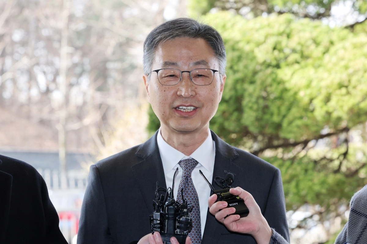 최재해 전 감사원장이 지난해 3월 13일 헌법재판소로부터 탄핵 기각 결정을 받은 다음 서울 종로구 감사원 청사로 출근하고 있다. 연합뉴스