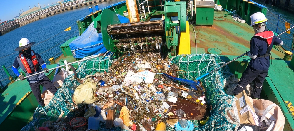 해양 부유 폐기물 수거 현장