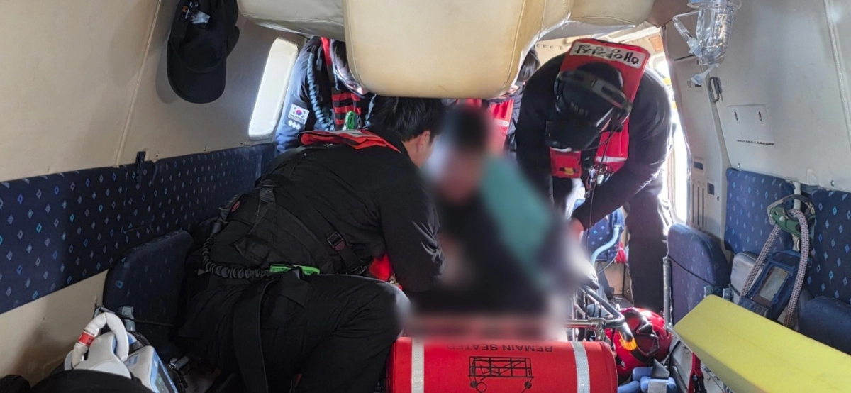 제주해경 헬기(B507)가 6일 오후 3시 4분쯤 삼각봉 상공에 도착해 호이스트를 이용해 환자 A씨(20대)를 구조했다. 제주지방해양경찰청 제공