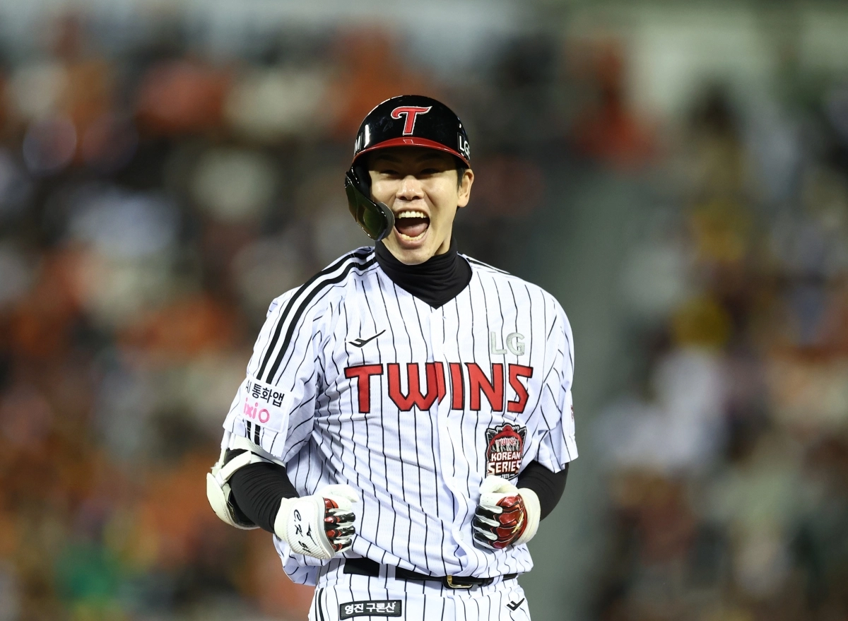 홍창기가 27일 서울 잠실구장에서 열린 한화 이글스 대 LG 트윈스의 2025 프로야구 한국시리즈 2차전에서 2회 말 1사 2루 때 역전타를 친 후 기뻐하고 있다. 2025.10.27 연합뉴스