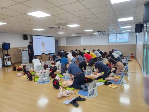 주민들이 지난해 강북구의 한 응급의료교육장에서 열린 응급처치 교육 중 실습을 하는 모습. 강북구 제공