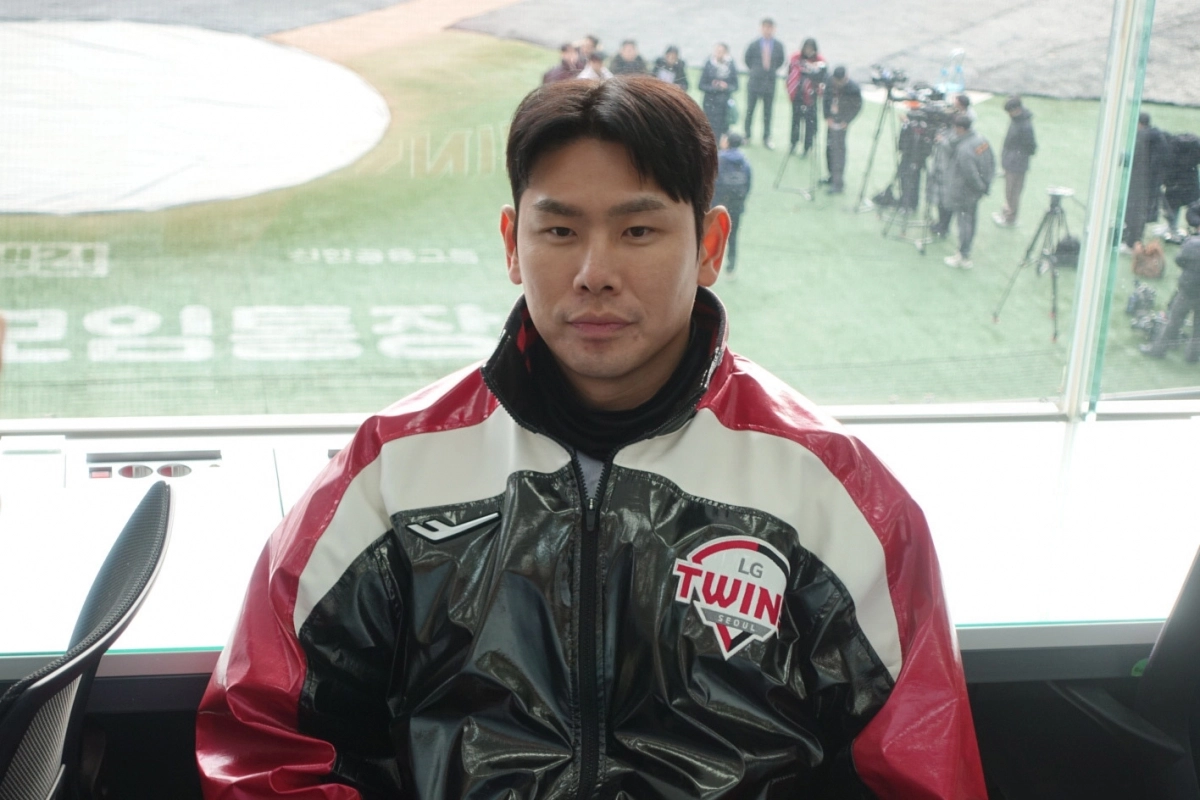 홍창기가 6일 서울 잠실구장에서 열린 LG 트윈스 신년인사회를 마치고 취재진과 인터뷰하고 있다. 2026.1.6 류재민 기자