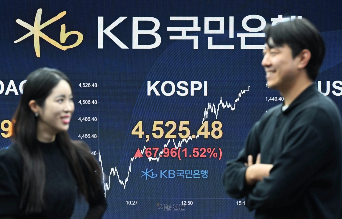 코스피가 사상 처음으로 4500선을 넘긴 6일 서울 영등포구 KB 국민은행 딜링룸 전광판에 지수가 표시되어 있다. 이날 코스피는 전 거래일(4457.52) 보다 67.96포인트(1.52%) 오른 4525.48에, 코스닥 지수는 전 거래일(957.50) 보다 1.53포인트(0.16%) 내린 955.97에 장을 마쳤다. 2026.1.6 홍윤기 기자