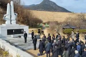 순천 검찰청 직원들, 구례지역 여순사건 희생자 위령탑 참배