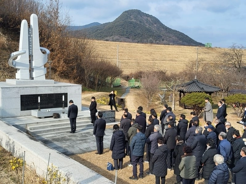 용성진 광주지검 순천지청장을 비롯한 지청 관계자 12명이 여순 10·19사건 구례유족회원들과 함께 ‘여순 10·19항쟁 구례위령탑’을 참배했다.