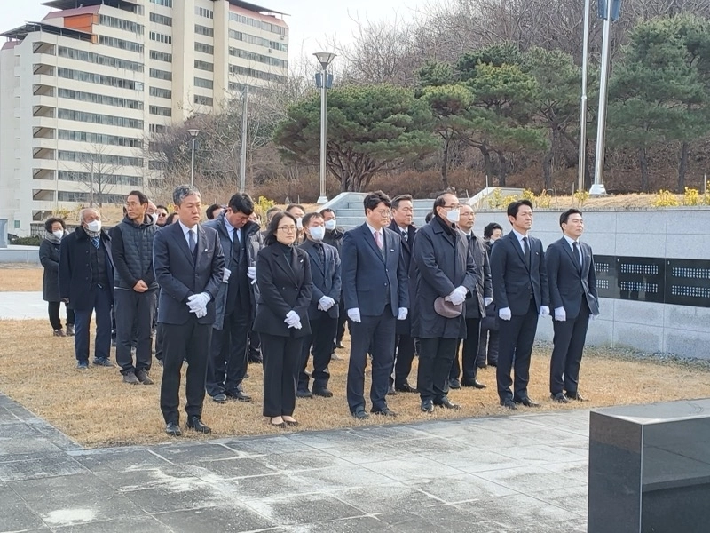용성진 광주지검 순천지청장을 비롯한 지청 관계자 12명이 여순 10·19사건 구례유족회원들과 함께 ‘여순 10·19항쟁 구례위령탑’을 참배했다.