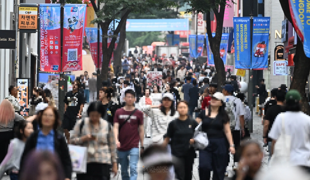 중국인 단체 관광객이 무비자 입국 허용 다음 날인 30일 서울 중구 명동 거리에서 관광객들이 오가고 있다. 지난 29일부터 내년 6월 30일까지 국내·외 전담여행사가 모객한 3인 이상 중국인 단체관광객은 비자 없이 15일간 국내 관광을 할 수 있다. 2025.9.30 홍윤기 기자