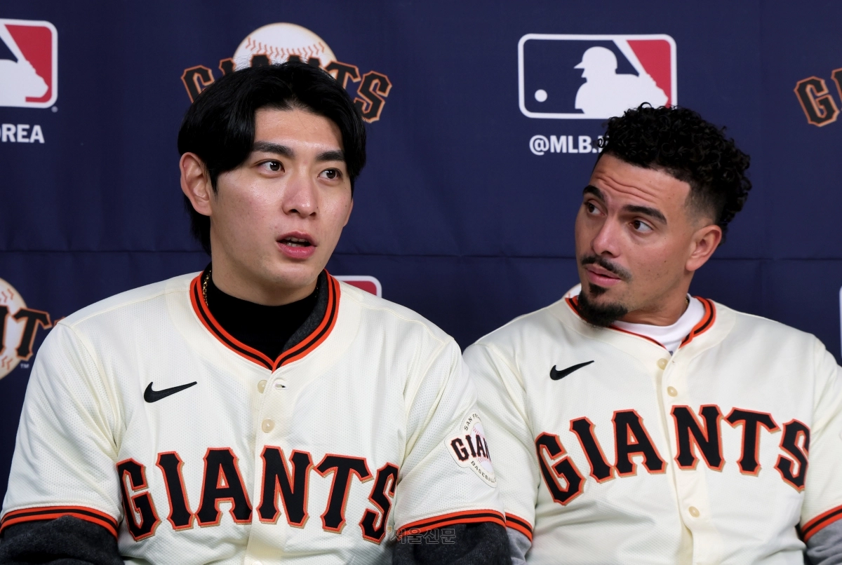 미국 프로야구 샌프란시스코 자이언츠 소속 이정후(왼쪽)가 6일 서울 종로구 클래식고택 디토에서 기자회견을 하고 있다. 오른쪽은 윌리 아다메스. 2026.1.6 공동취재