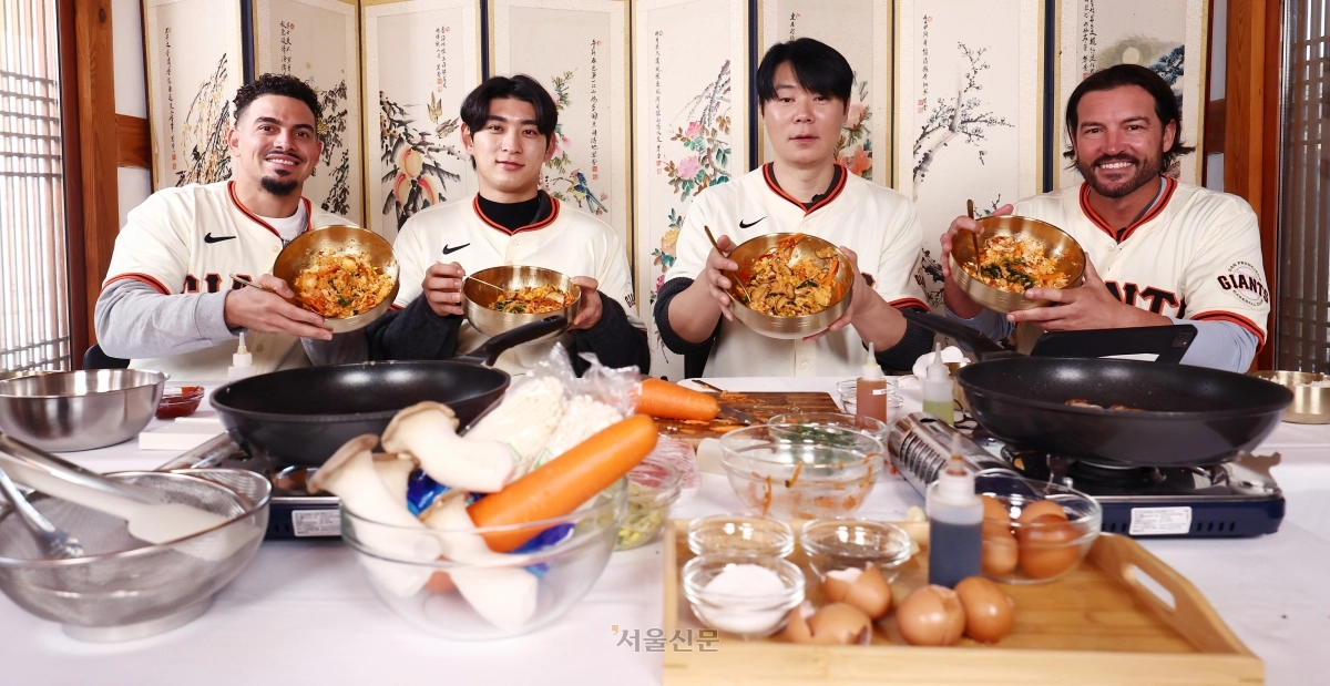 6일 서울 종로구  클래식고택 디토에서 메이저리그 샌프란시스코 자이언츠의 윌리 아다메스(왼쪽부터)와 이정후, 최현석 셰프, 토니 비텔로 감독이 한국 전통 음식 만들기 체험을 마친 뒤 기념 촬영하고 있다. 2026.1.6 공동취재