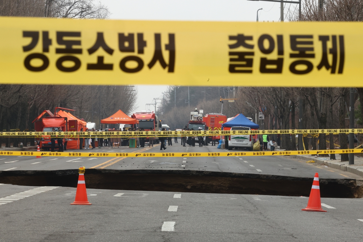 출입통제 중인 강동구 명일동 대형 땅꺼짐 현장