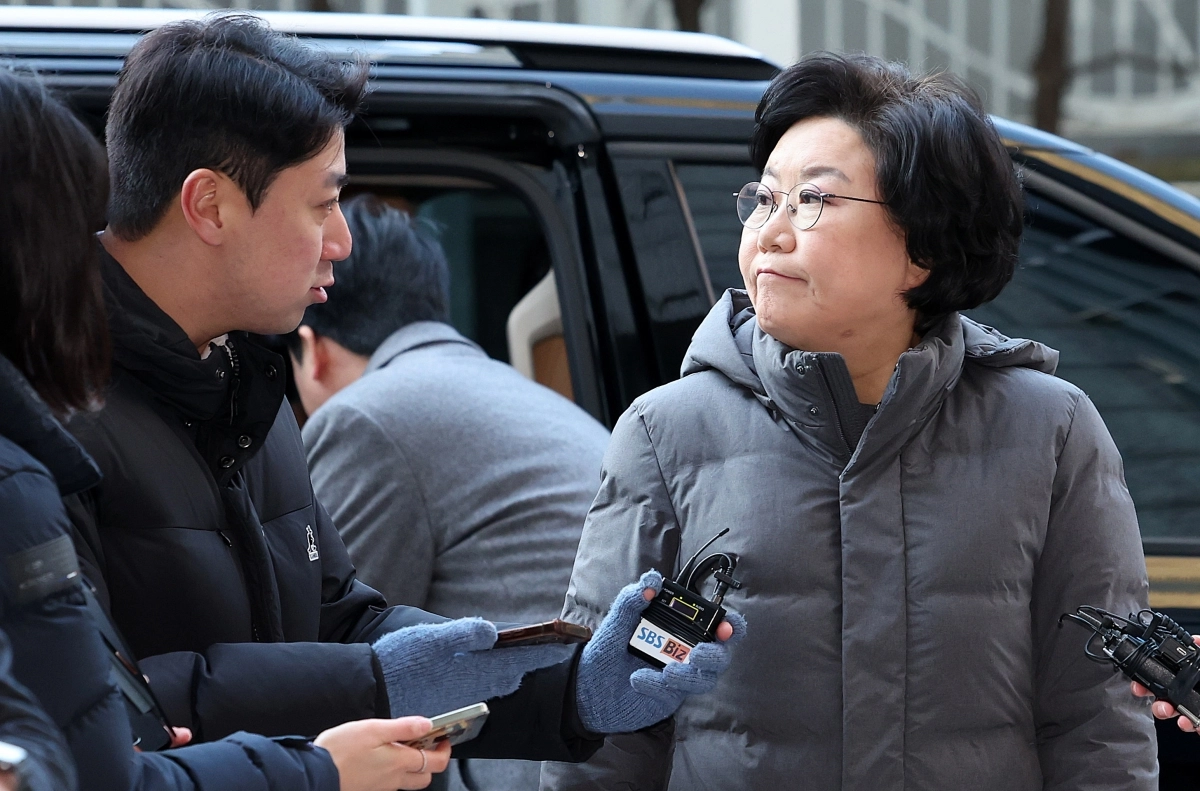 이혜훈(오른쪽) 기획예산처 장관 후보자가 6일 서울 중구 예금보험공사에 마련된 인사청문회 준비 사무실로 출근하며 입을 꾹 다문 채 취재진을 바라보고 있다. 뉴시스