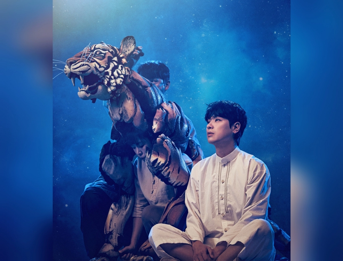 ‘라이프 오브 파이’에서 주연을 맡은 배우 박정민(오른쪽)은 “호랑이 퍼펫(인형·왼쪽)에게서 점차 감정이 느껴지고 파이의 상태를 변하게 하는 마법 같은 순간이 있다”면서 호랑이를 움직이는 세 퍼페티어와 함께 자신을 “네 번째 퍼페티어”라고 했다. 에스앤코 제공