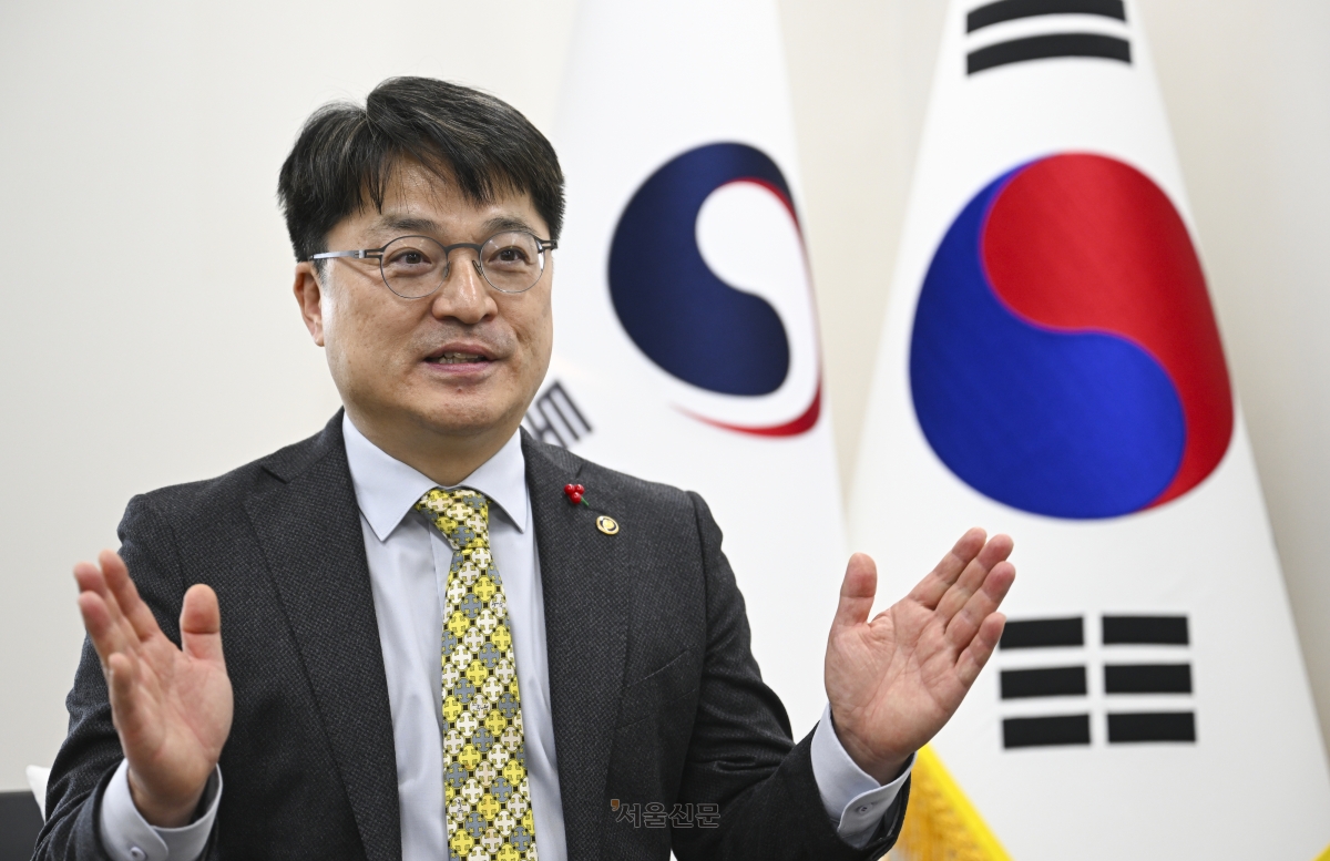 문신학 산업통상부 차관이 지난 5일 정부서울청사에서 진행한 서울신문과의 인터뷰에서 과도한 반도체 수출 집중화, 지방 주도 성장, 공기업 통폐합 문제 등에 대한 소신을 밝히고 있다. 이지훈 기자