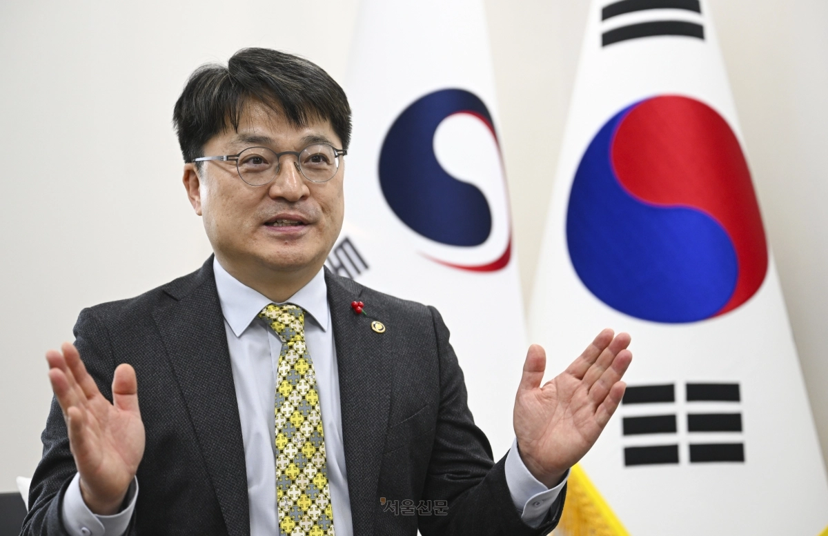 문신학 산업통상부 차관이 지난 5일 정부서울청사에서 진행한 서울신문과의 인터뷰에서 과도한 반도체 수출 집중화, 지방 주도 성장, 공기업 통폐합 문제 등에 대한 소신을 밝히고 있다. 이지훈 기자