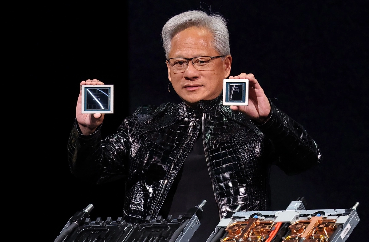 젠슨 황 엔비디아 최고경영자(CEO)가 5일(현지시간) 미국 라스베이거스 퐁텐블로 호텔에서 오른손에는 차세대 그래픽처리장치(GPU) 루빈을, 왼손에는 중앙처리장치(CPU) 베라를 들고 특별연설을 하고 있다. 라스베이거스 뉴스1