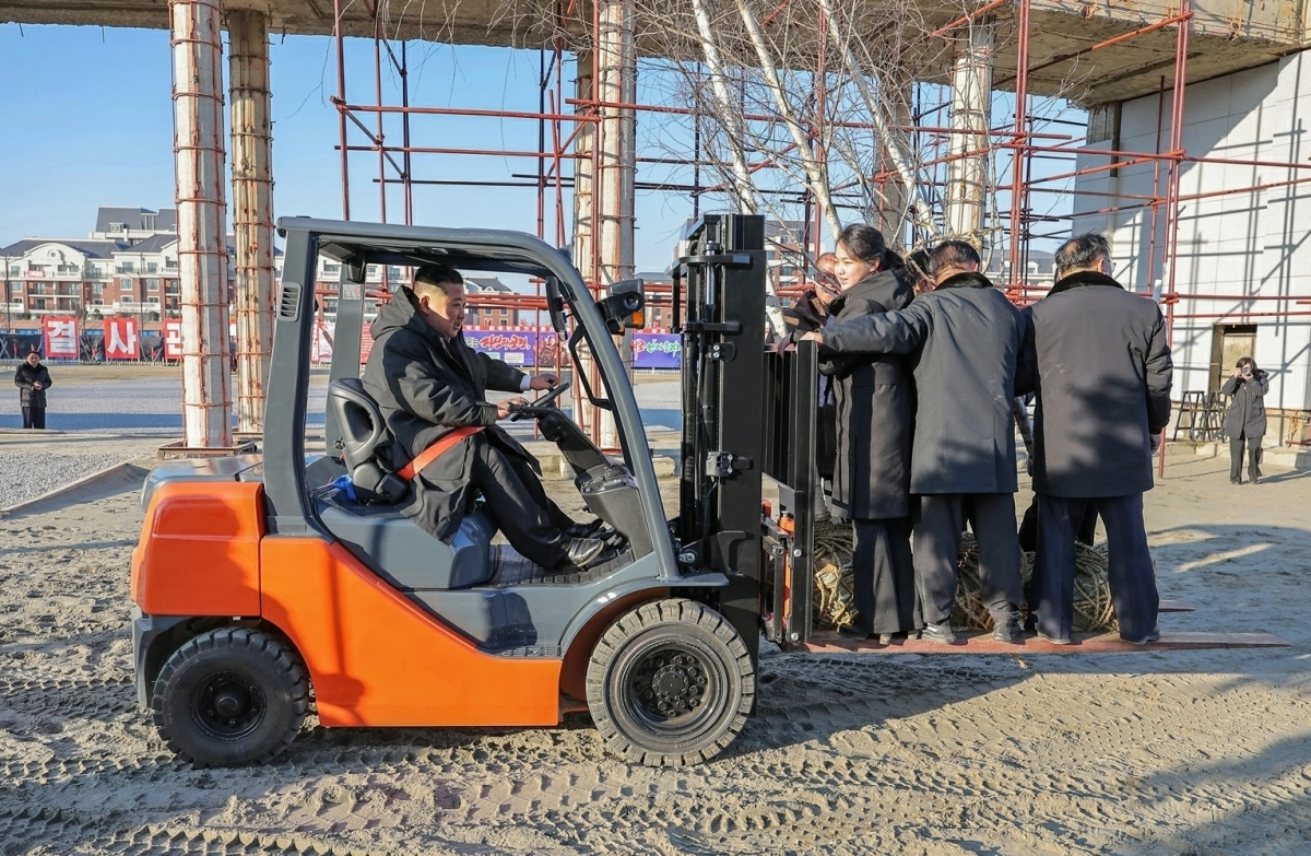 딸 주애 태우고… 지게차 모는 김정은