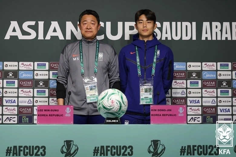 아시아축구연맹(AFC) 23세 이하(U-23) 아시안컵에 나서는 대표팀의 이민성 감독과 김동진이 6일 사우디아라비아 리야드의 프린스 파이살 빈 파흐드 스타디움에서 열린 2026 U-23 아시안컵 공식 기자회견을 하고 있다. 대한축구협회 제공.