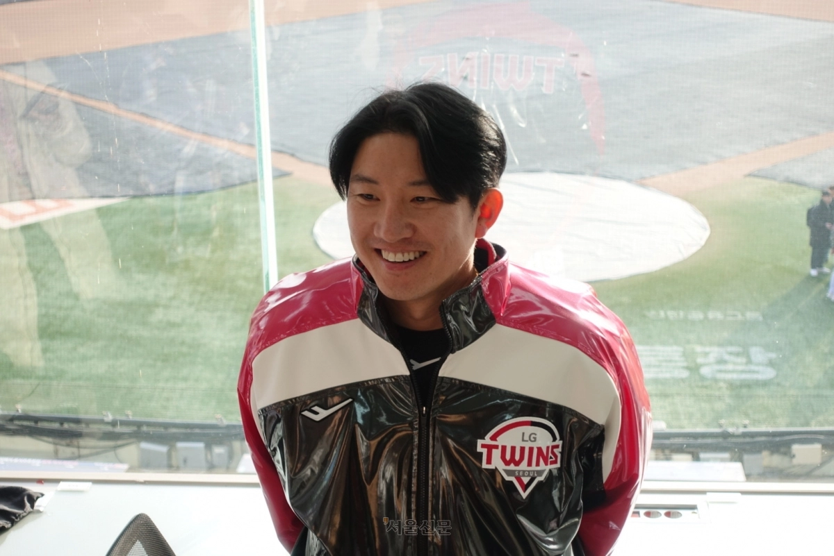 장시환이 6일 서울 잠실구장에서 열린 LG 트윈스 신년인사회를 마치고 취재진과 인터뷰하고 있다. 2026.1.6 류재민 기자