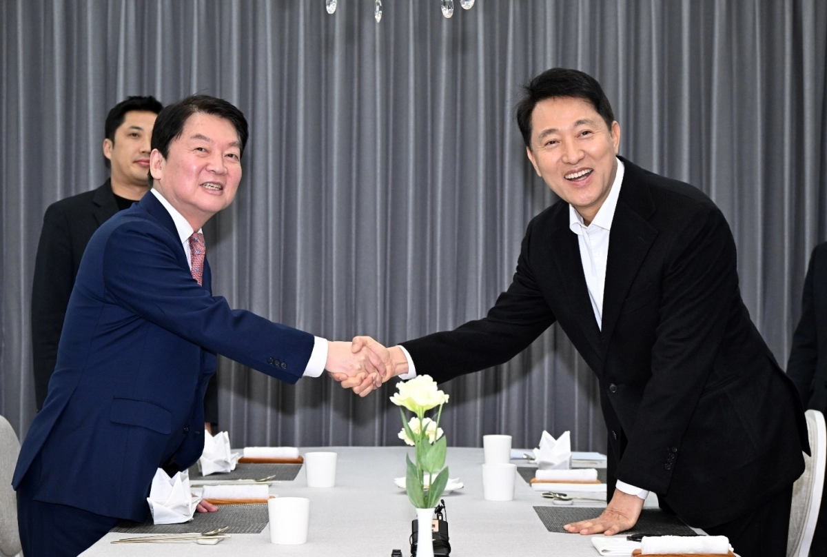 안철수(왼쪽) 국민의힘 의원과 오세훈 서울시장이 6일 용산구 한남동 서울시장 공관에서 만찬회동을 하며 악수를 하고 있다. 서울시 제공
