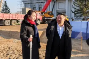 [포토] 김정은-주애 부녀, 파병기념관 찾아 식수