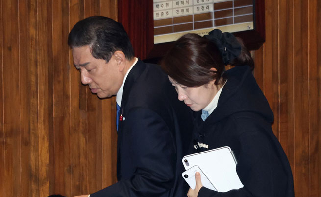 강선우(오른쪽) 의원과 김병기 전 더불어민주당 원내대표. 뉴스1