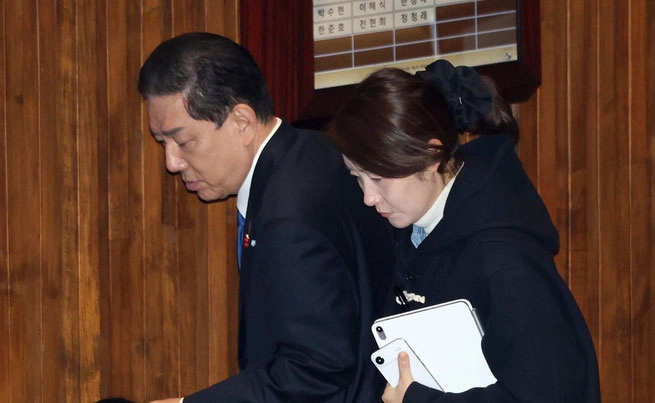 강선우(오른쪽) 의원과 김병기 전 더불어민주당 원내대표. 뉴스1