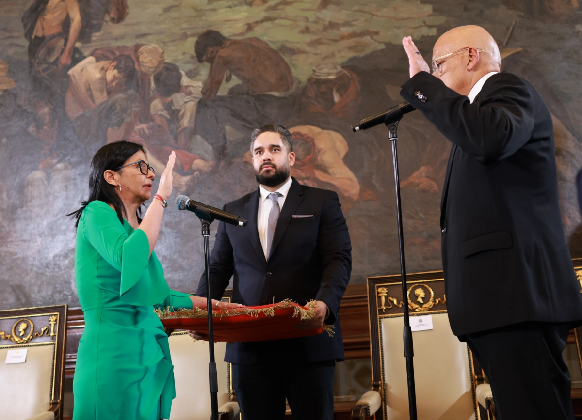 미국으로 압송된 니콜라스 마두로 베네수엘라 대통령의 부재로 통치권을 대행하게 된 델시 로드리게스(왼쪽) 베네수엘라 부통령이 5일(현지시간) 수도 카라카스 국회에서 임시 대통령 취임 선서를 하고 있다. 카라카스 신화 연합뉴스