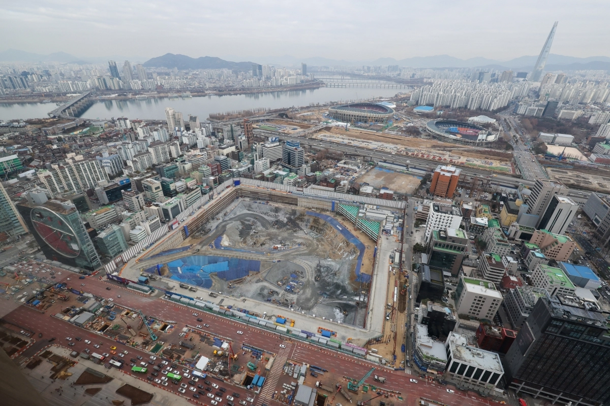 6일 오후 서울 강남구 트레이드타워에서 바라본 현대자동차그룹의 글로벌비즈니스콤플렉스(GBC) 사업 부지. 서울시와 현대차그룹이 GBC 사업 재추진을 확정함에 따라 옛 한국전력 부지에 49층 타워(약 242m 높이) 3개 동이 조성된다. 뉴스1