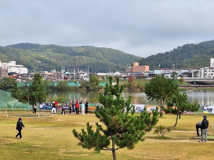 국가하천인 낙동강을 배경으로 조성된 안동시 강남골프장에서 동호인들이 파크골프를 즐기고 있다. 안동시 제공