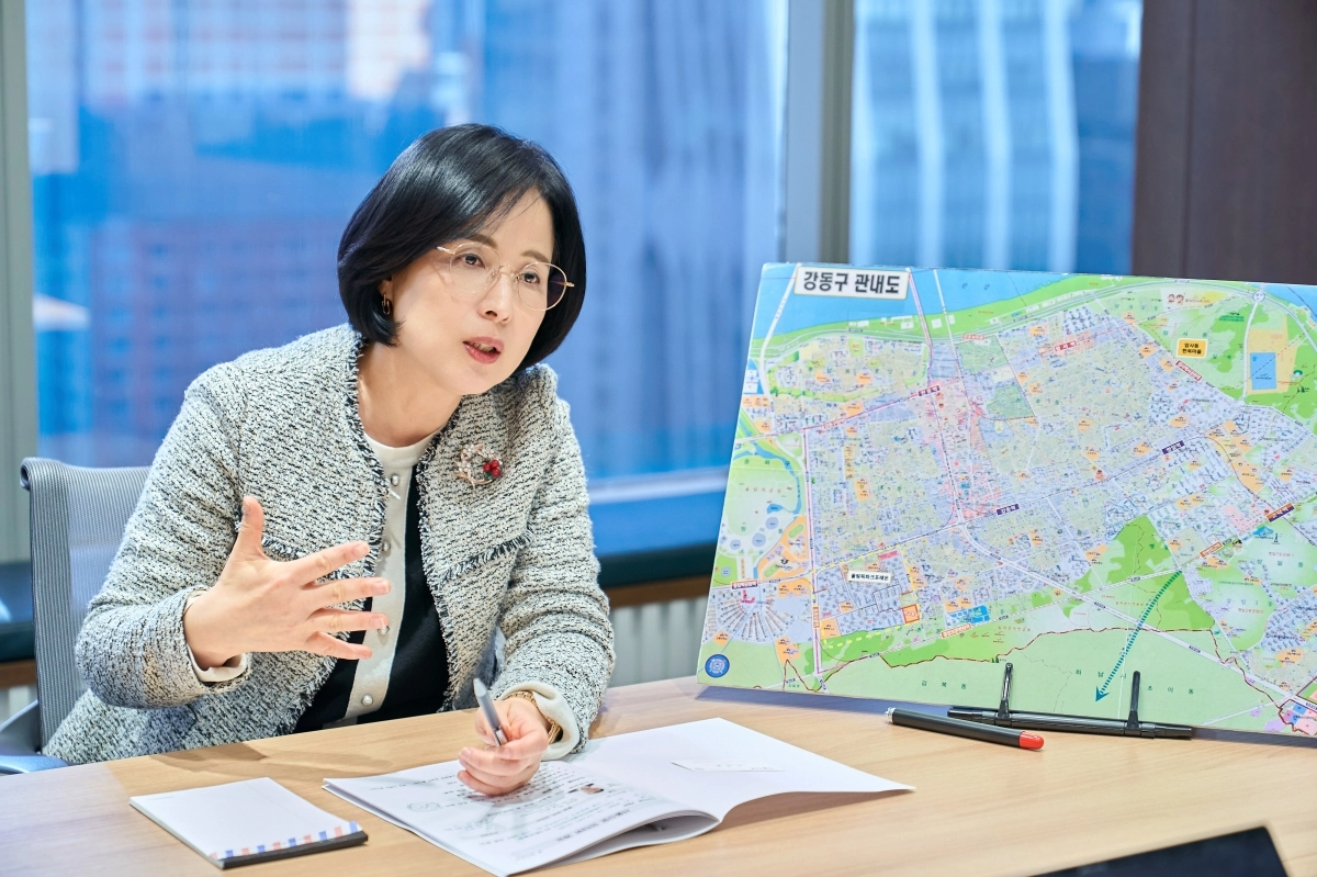 이수희 서울 강동구청장이 지난 2일 여의도 사무실에서 진행한 서울신문 신년 인터뷰에서 관내도를 옆에 두고 강동의 중장기 도시 개발 계획을 설명하고 있다. 올해는 이 구청장이 취임 첫해 발표한 ‘2040 강동 그랜드 디자인’이 시행되는 원년이다. 강동구 제공