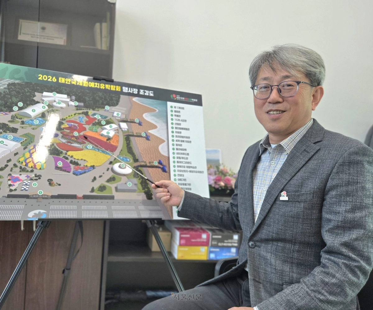 오진기 태안국제원예치유박람회 조직위원회 사무총장이 6일 박람회장을 소개하고 있다.