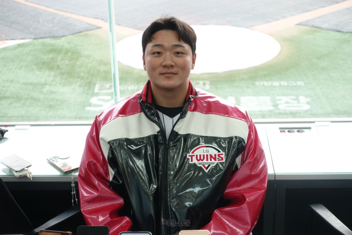LG 트윈스 이재원이 6일 서울 잠실구장에서 열린 ‘2026 LG 트윈스 신년 인사회’를 마치고 취재진과 만나고 있다. 2026.1.6 류재민 기자