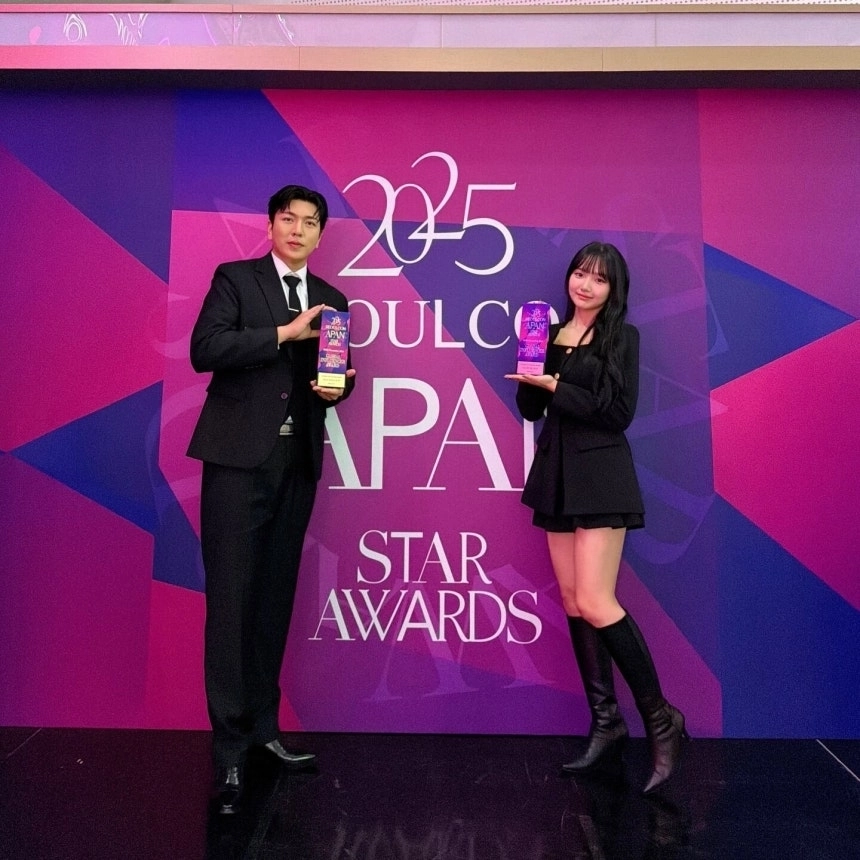 ‘2025 서울콘 에이판 스타 어워즈’에서 글로벌 인플루언서상을 수상한 유튜브 채널 ‘김프로’ 운영자 김동준씨와 사촌 동생 유백합씨. 인스타그램