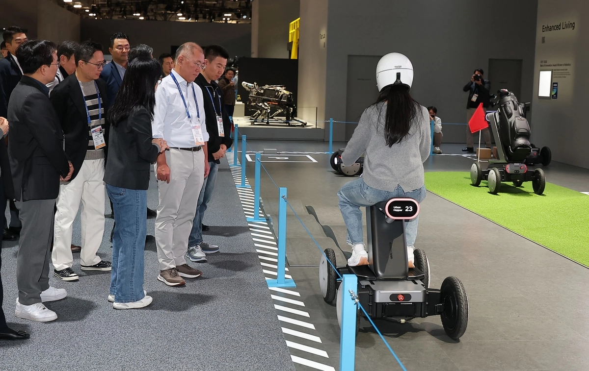 부스 둘러보는 정의선 회장