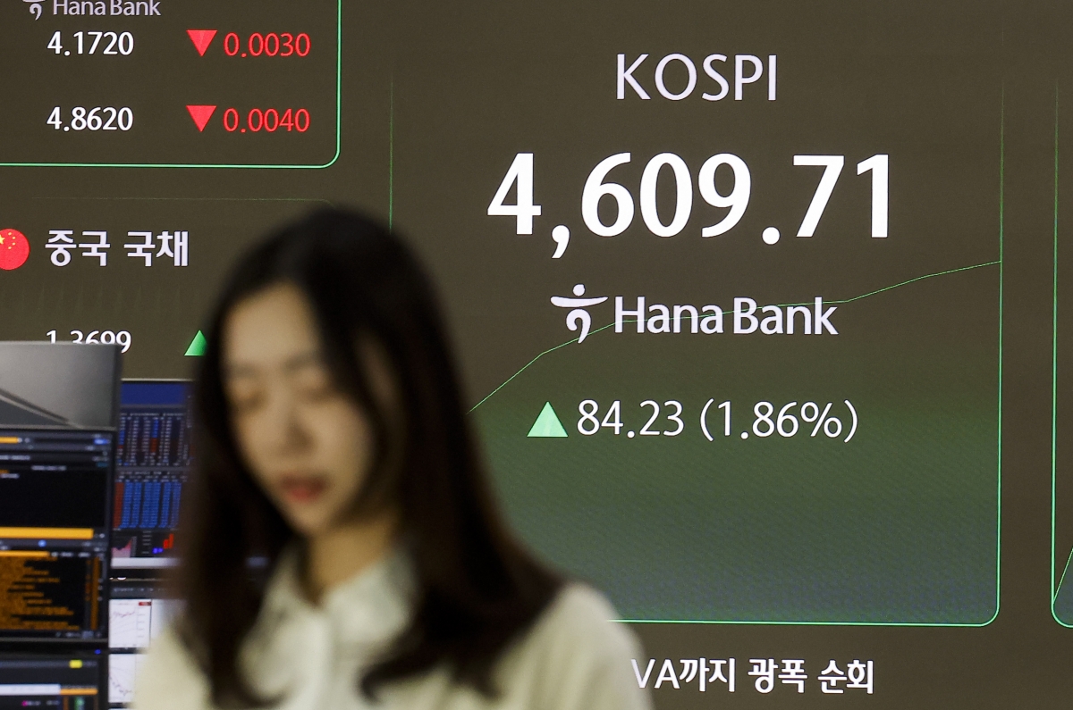 코스피가 장중 4600선을 넘어선 7일 서울 중구 하나은행 딜링룸에서 직원들이 업무를 보고 있다. 2026.01.07 뉴시스