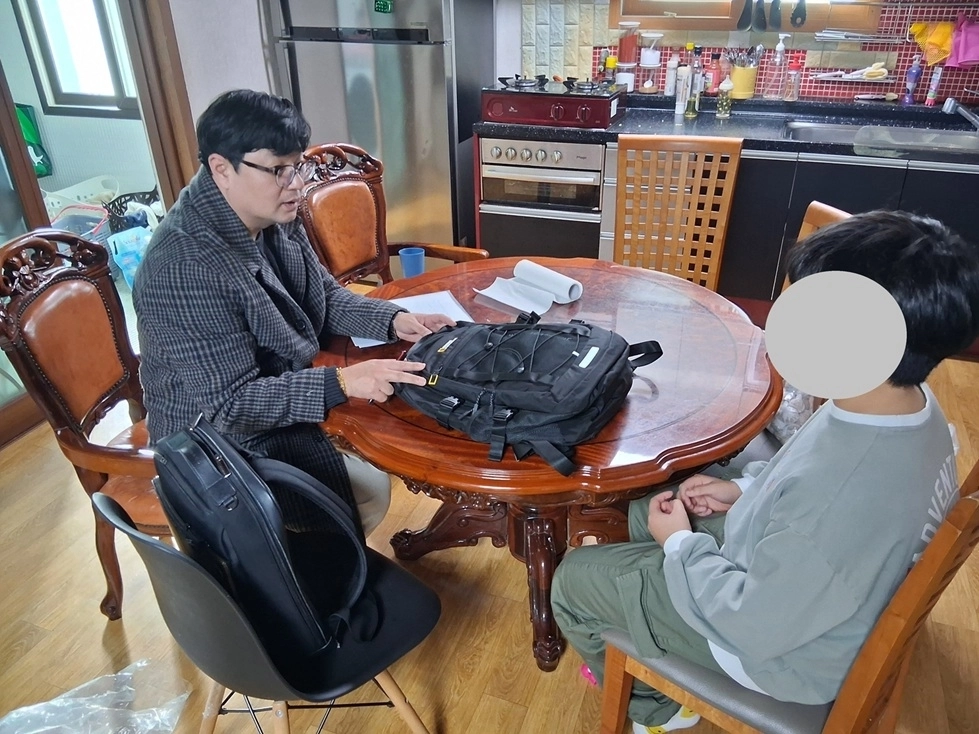 전남 신안군 드림스타트팀이 관내 초등학교 입학 아동에게 새 책가방을 전달하고 있다. (신안군 제공)