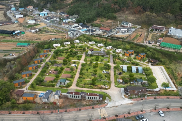 전남 무안군 일로읍 회산백련지 내에 새롭게 조성된 오토캠핑장이 재개장했다.(무안군 제공)