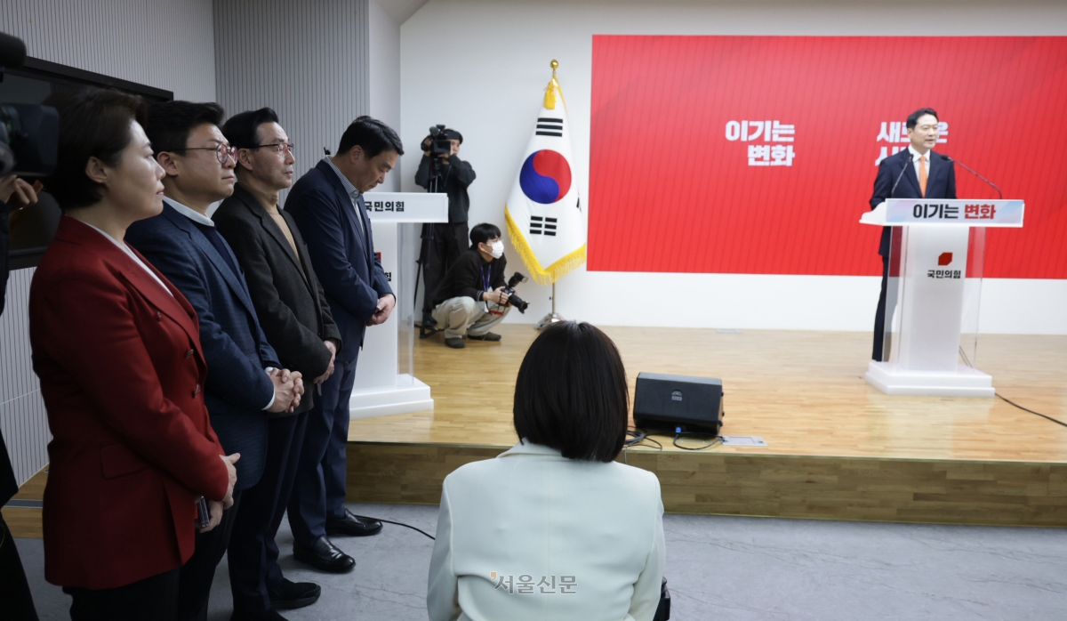 장동혁 국민의힘 대표가 7일 오전 서울 여의도 중앙당사에서 당 쇄신안을 발표하며 12.3 비상계엄에 대해 사과하고 있다. 2026.1.7 안주영 전문기자