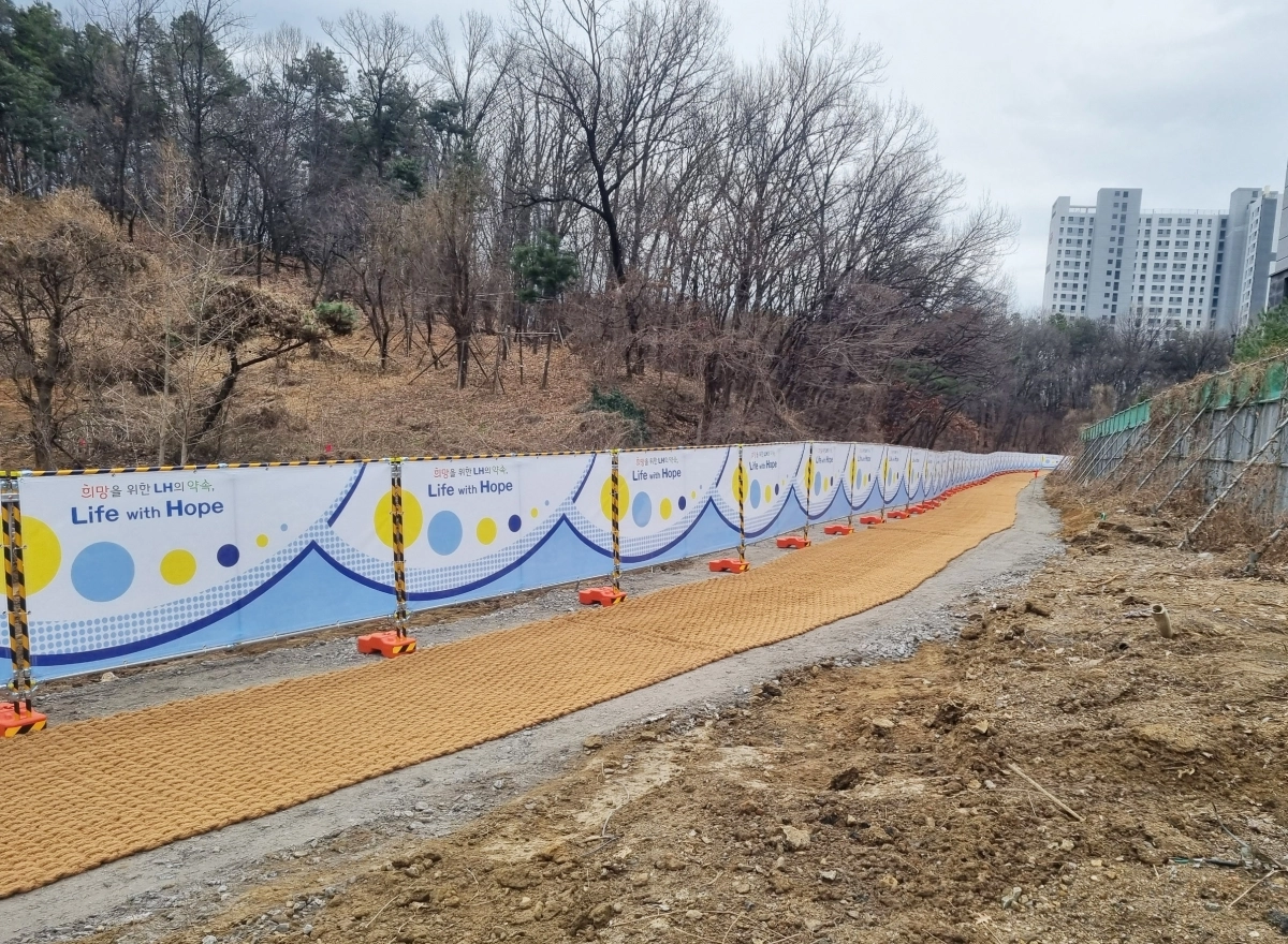 과천지식정보타운 내 근린공원 3 경계를 따라 조성된 임시 보행로(과천시 제공)