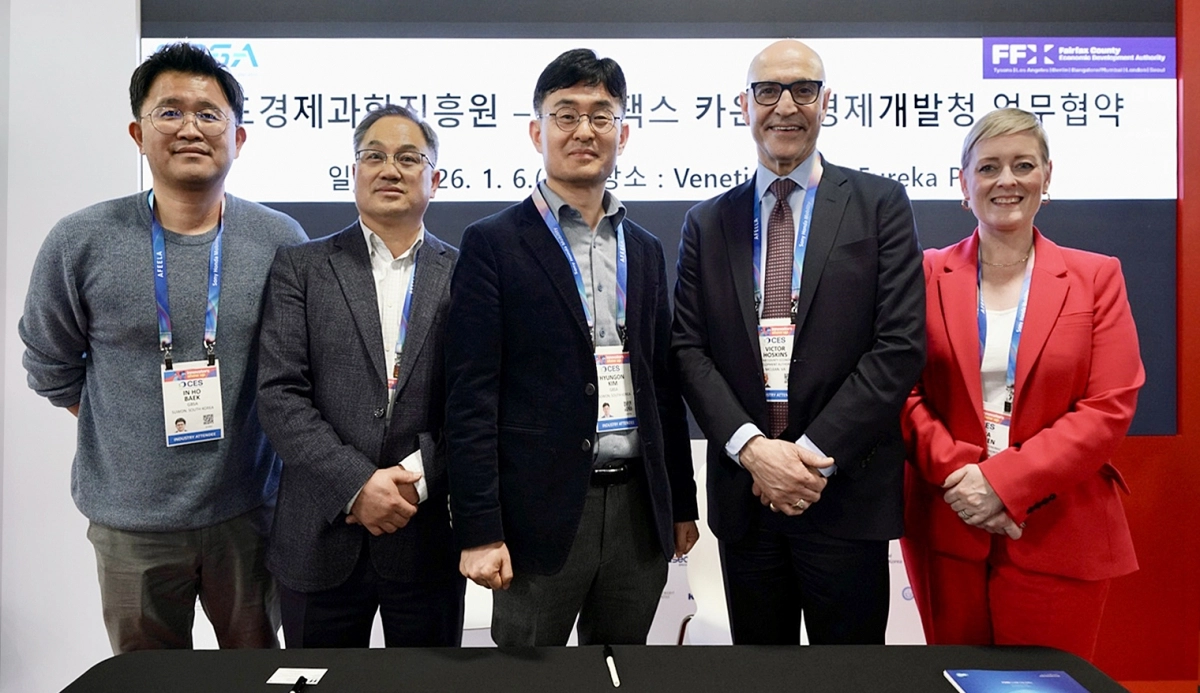 경기도경제과학진흥원(원장 김현곤, 가운데)이 6일(현지 시각) 미국 라스베가스 베네시안 엑스포에서 미국 버지니아주 페어팩스 카운티 경제개발청(FCEDA)과 도내 스타트업의 북미 시장 진출 지원을 위한 업무협약을 체결했다. (경과원 제공)