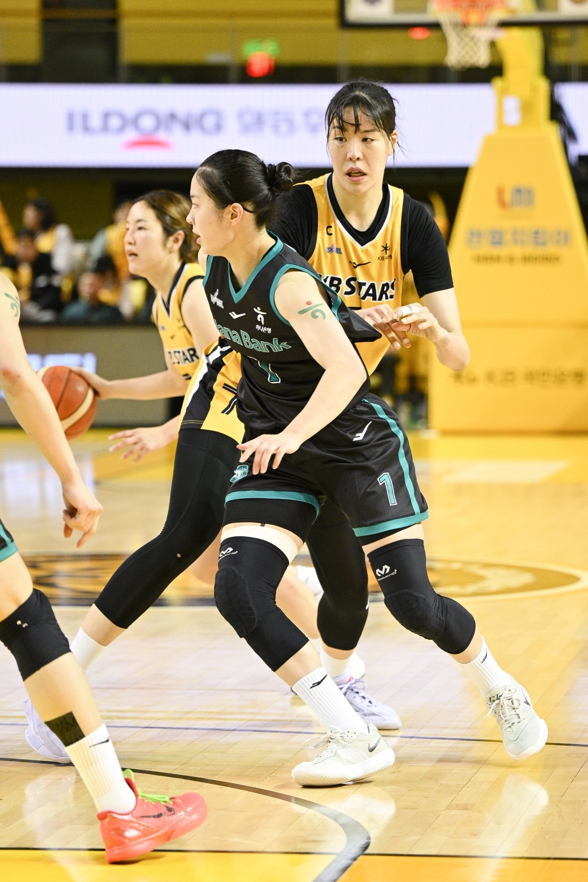 청주 KB의 박지수와 부천 하나은행의 박소희. WKBL 제공