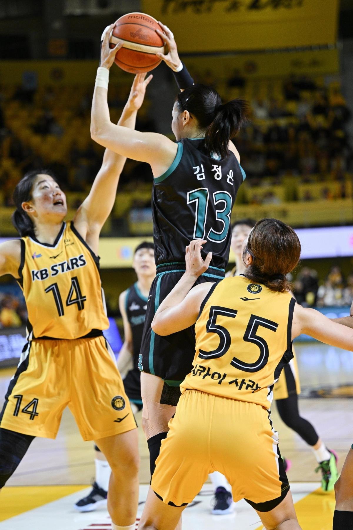 하나은행 김정은이 KB스타 선수들과 리바운드 다툼을 벌이고 있다. WKBL 제공