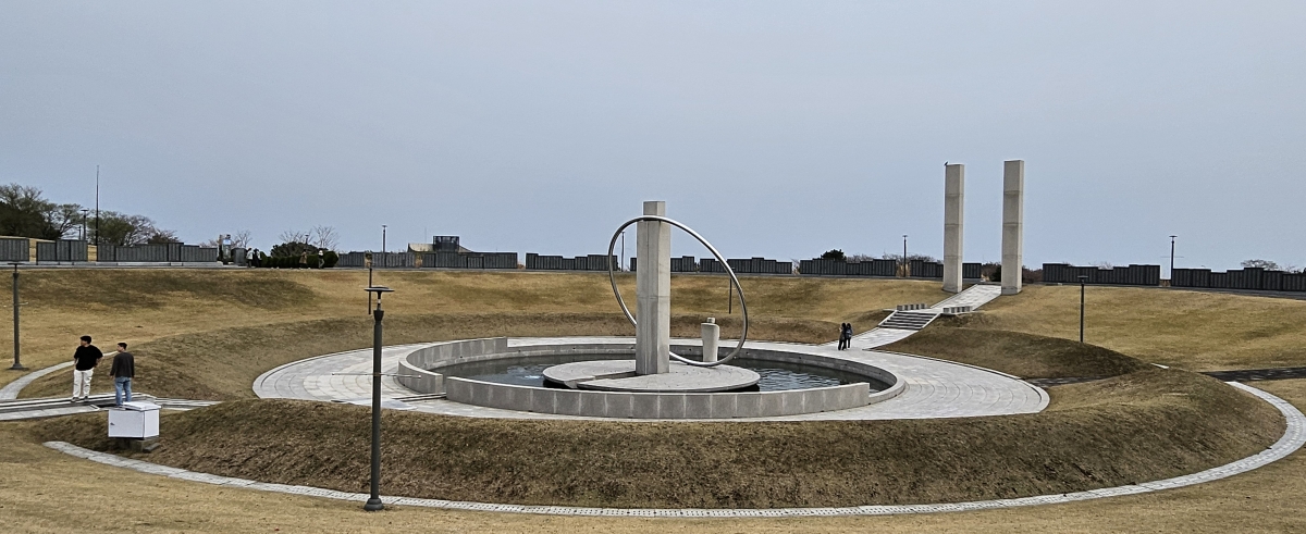 제주도는 4·3유적지 종합관리계획에 따라 유적지 정비를 지속추진하고 제주4·3평화공원 활성화 사업을 정상 추진한다. 사진은 4·3평화공원 위령탑 전경. 제주 강동삼 기자