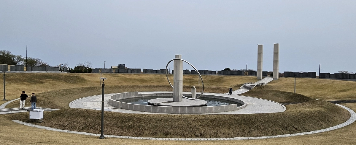 제주도는 4·3유적지 종합관리계획에 따라 유적지 정비를 지속추진하고 제주4·3평화공원 활성화 사업을 정상 추진한다. 사진은 4·3평화공원 위령탑 전경. 제주 강동삼 기자