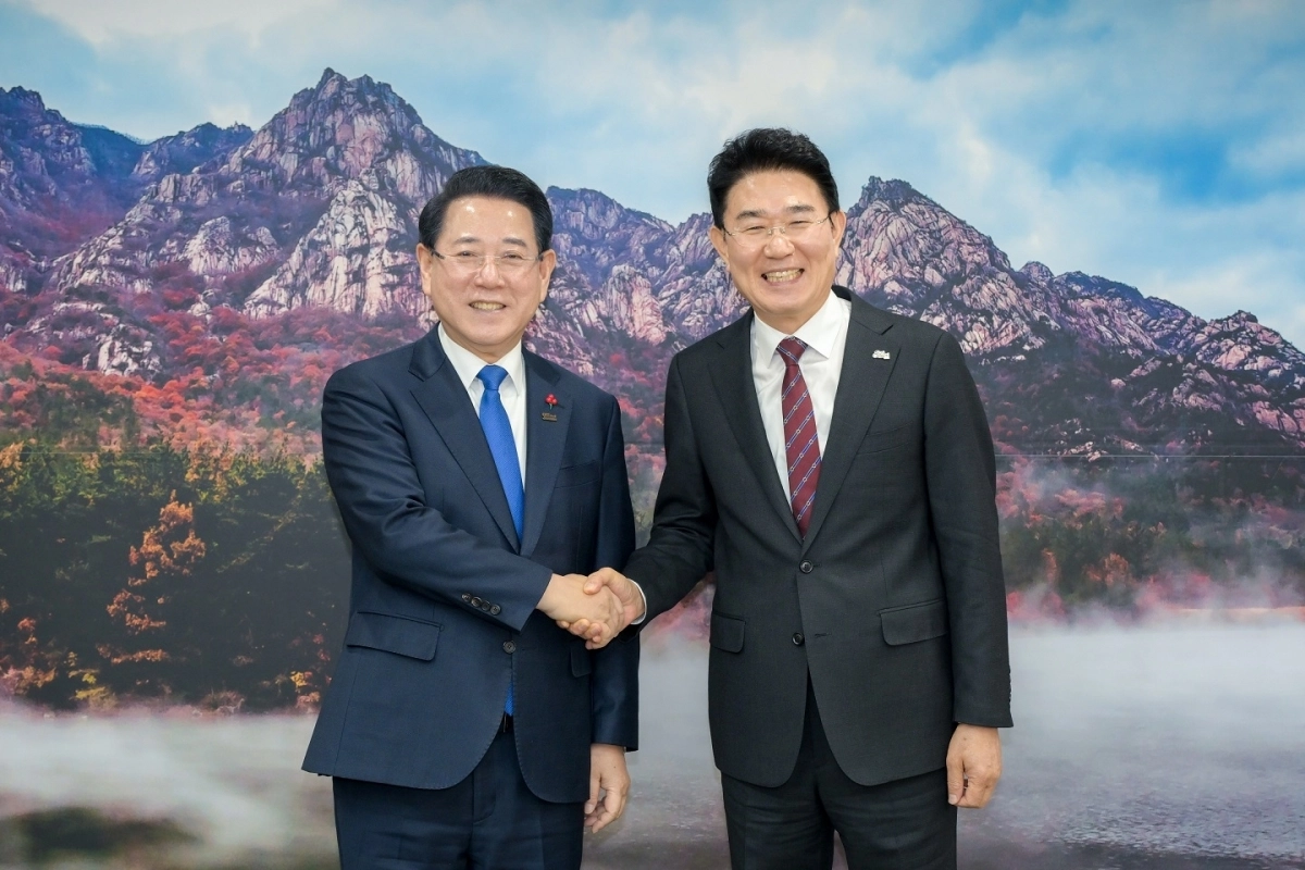 노관규 시장이 7일 전남도청에서 김영록 전남지사를 만나 순천 미래첨단 소재 국가산단 후보지에 정부 전략산업인 ‘RE100 반도체 국가산단’ 유치를 공식 건의했다.