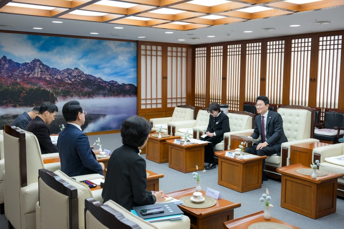 노관규 시장이 7일 전남도청에서 김영록 전남지사를 만나 순천 미래첨단 소재 국가산단 후보지에 정부 전략산업인 ‘RE100 반도체 국가산단’ 유치를 공식 건의했다.
