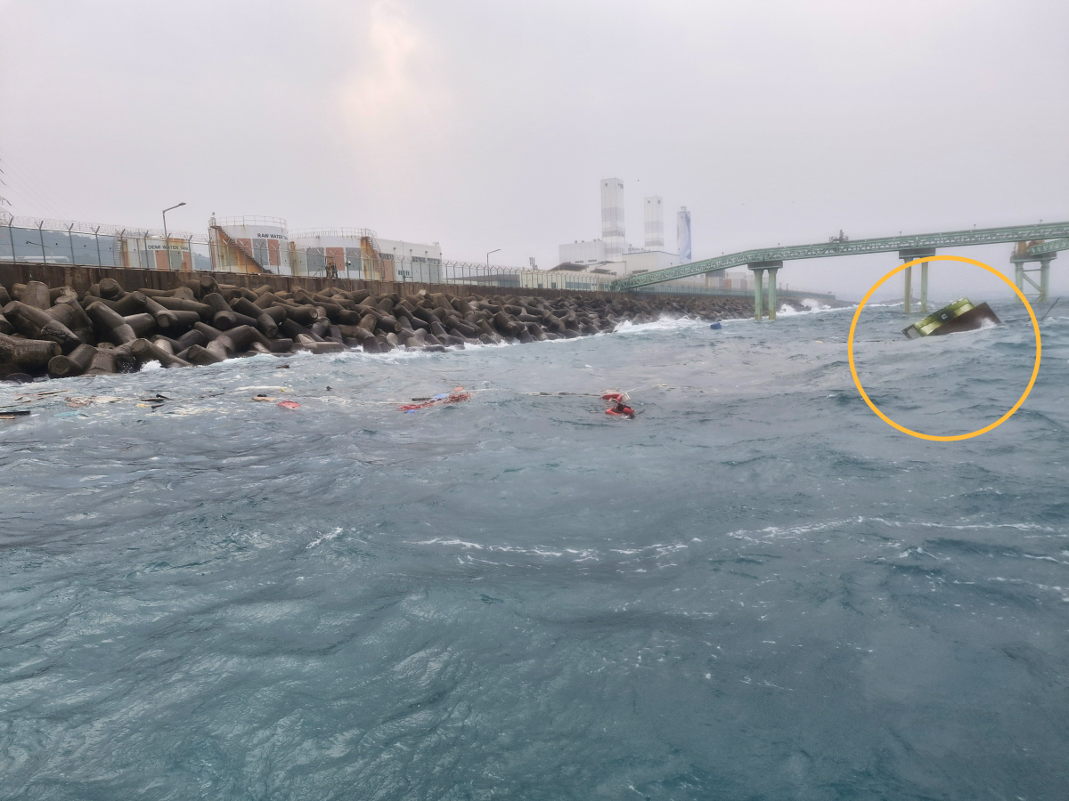 제주지방해양경찰청은 이날 오후 12시 42분쯤 제주시 삼양1동 북동쪽 약 500m 해상에서 어선 A호(사진 원)가 침수 후 침몰했다. 제주지방해양경찰청 제공