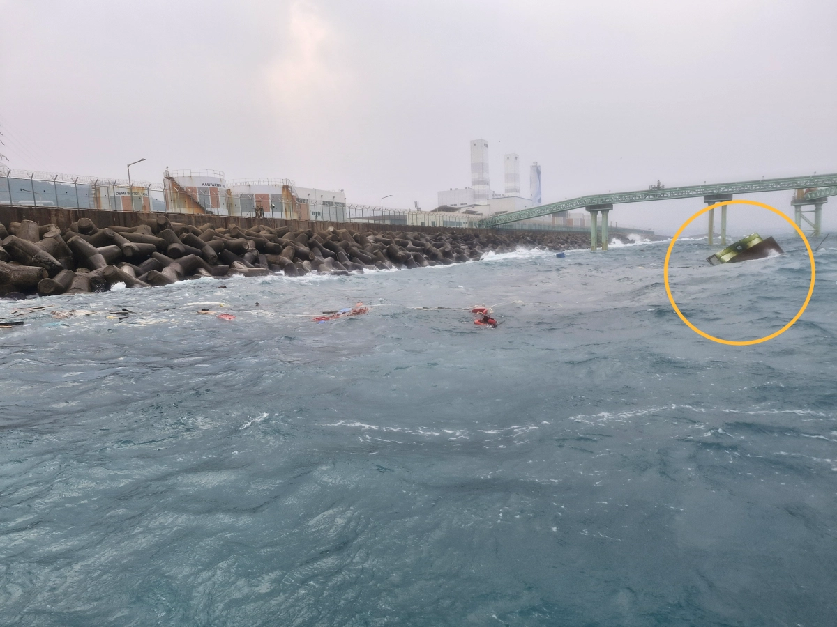 제주지방해양경찰청은 이날 오후 12시 42분쯤 제주시 삼양1동 북동쪽 약 500m 해상에서 어선 A호(사진 원)가 침수 후 침몰했다. 제주지방해양경찰청 제공