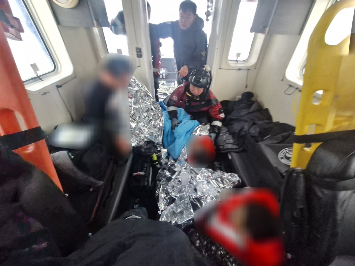 구조된 선원들. 제주지방해양경찰청 제공